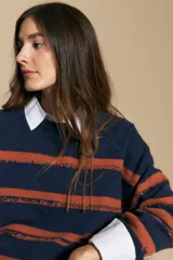 Sweater de tejido de punto con diseño de rayas horizontales en color azul marino y terracota, de cuello redondo y corte relajado.