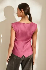 Chaleco de lino color fucsia, con escote redondo y cierre frontal de botones.