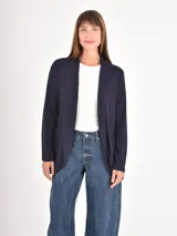 Saco de tejido de punto con diseño estampado animal print en tonos negro y gris, de corte abierto y manga larga.