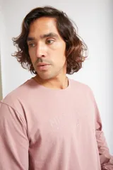 Remera de manga larga para hombre, confeccionada en algodón, con cuello redondo y logo estampado sutil en el pecho.