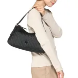 Bolso de hombro negro con textura tejida tipo trenzado. Presenta un asa de hombro delgada y herrajes metálicos dorados. En el frente lleva el logo triangular de Guess en metal dorado.