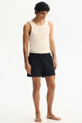 Short de baño negro de sirsaca con cintura elástica y cordón de ajuste. Cuenta con bolsillos laterales y pantaloncillo interior de malla.