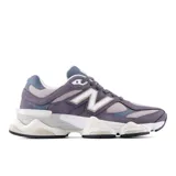 Championes New Balance modelo 9060, con diseño inspirado en la estética Y2K. Presenta una combinación de tonos violeta y gris, con detalles en blanco y azul. Cuenta con una entresuela esculpida de doble densidad con tecnología de amortiguación ABZORB y SBS, y un dispositivo CR translúcido en el talón.