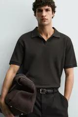 Polo regular fit color verde militar con textura acanalada vertical, cuello solapa con abertura frontal, manga corta y acabados en rib.