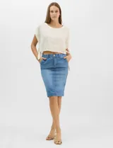 Falda de denim en lavado azul medio con efecto de desgaste localizado, de silueta tubo y largo a la rodilla. Presenta tiro medio-alto, pretina con trabillas, cierre frontal con cremallera y botón metálico, bolsillos frontales y costuras verticales que estructuran la prenda.