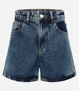 Short mom de jean azul con tiro alto, cintura con trabillas, bolsillos delanteros y traseros, y lavado con efecto desteñido.