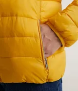 Campera puffer ultra ligera de Blue Steel, color rojo, con capucha, cierre frontal y bolsillos laterales con cremallera. Diseño acolchado con relleno sintético.