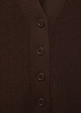 Chaleco de punto fino marrón, sin mangas, con cuello en V, tirantes anchos y cierre frontal con botones.
