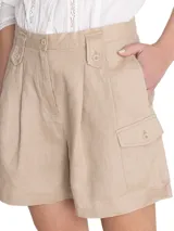 Short estilo bermuda de tiro alto de lino orgánico, color crema, con pinzas frontales y amplios bolsillos laterales con solapa y botones.