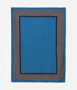 Pañuelo rectangular de poliéster satinado color azul con estampa de moldura de cadena.