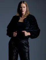 Chaqueta crop de piel sintética, marca Joseph A., con diseño de textura acanalada, manga larga y abertura frontal.