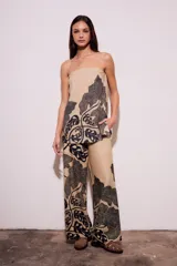 Top strapless color beige con estampado de hojas negras.