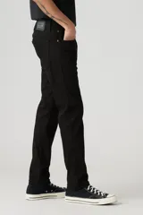Jean Levi's 512 Slim Taper color negro, de corte ajustado en el muslo y pierna cónica.