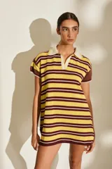 Vestido tipo polo corto tejido de punto, con diseño de rayas horizontales en tonos rojo, marrón y blanco, cuello y escote V en color tostado, y mangas cortas holgadas.