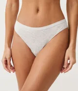 Pack de dos bombachas bikini de viscosa, una negra y otra gris jaspeado, con cintura elástica y detalle de puntilla.