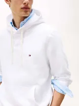 Buzo con capucha de corte clásico, color blanco, con bolsillo tipo canguro frontal y logo de la marca bordado en el pecho. Presenta puños y dobladillo acanalados.