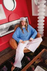 Sweater celeste de punto abierto con detalles en puños, cuello y ruedo en contraste de color. Diseño oversize y textura liviana.