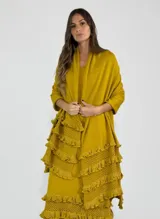 Pashmina color amarillo con detalle de volados de red con brillo en los extremos.