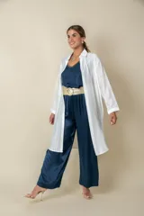 Camisa larga blanca de poliéster, de corte holgado.