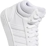 Zapatillas Adidas de caña media, color blanco, con las tres tiras laterales perforadas y suela de goma cosida.