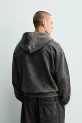 Hoodie con cierre frontal y capucha, color azul, de corte relaxed fit con interior afelpado y efecto lavado.