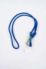 Correa para celular de cordón azul con detalle de unión en color verde y gancho metálico con soporte transparente.