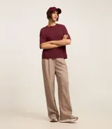 Blusa básica de mujer color negro, confeccionada en malla encorpada de algodón, con cuello redondo y mangas cortas de corte oversized con sisas desplazadas.