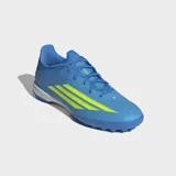 Championes de fútbol Adidas F50 League para pasto sintético, color azul con detalles en amarillo neón y suela blanca. Presentan exterior Fiberskin con líneas 3D, mediasuela de EVA y suela de caucho para mayor tracción.