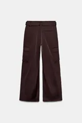 Pantalón cargo de tiro medio confeccionado en tejido satinado color beige, de corte recto y holgado. Cuenta con bolsillos laterales con solapa, bolsillos frontales y un cinturón integrado del mismo tejido con hebilla metálica.