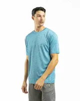 Remera deportiva gris oscuro de poliéster y spandex, de manga corta y cuello redondo.