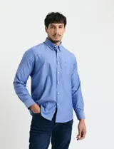 Camisa de manga larga en color azul, con cuello abotonado y bolsillo frontal en el pecho.