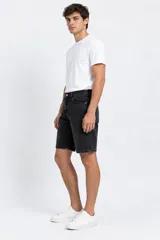 Bermuda de jean gris oscuro, de calce medio, corte ancho y diseño clásico con bolsillos.