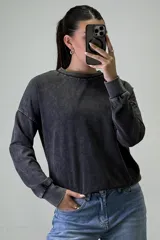 Buzo de cuello redondo con efecto acid wash, de corte holgado y mangas largas con puños elásticos.