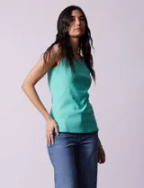 Musculosa de algodón color verde agua, de corte clásico y breteles anchos.