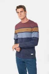 Remera de manga larga con diseño de franjas horizontales en tonos bordó, marrón, celeste y azul marino. Presenta cuello redondo y un pequeño logo bordado en el pecho.