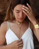 Aros colgantes con diseño orgánico inspirado en formas de coral, elaborados en metal con baño de plata y pernos de plata 925.