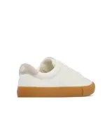 Championes Columbia modelo Bonehead Lea, de estilo urbano y náutico, color blanco con suela de goma color caramelo. Presentan una combinación de cuero y materiales sintéticos en la parte superior, con cierre de cordones y logo de la marca grabado en el lateral.
