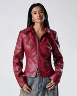 Chaqueta entallada de efecto cuero en color rojo profundo, con cierre frontal, cuello estructurado y acabado levemente brillante.
