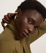 Blusa básica de punto marca Blue Steel, con cuello alto y manga larga. Confeccionada en tejido de punto recto con textura suave y cómoda.