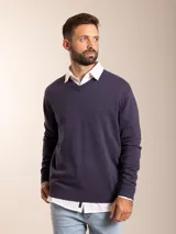 Sweater azul marino de algodón con cuello en V y logo bordado en el pecho.