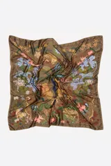 Pañuelo cuadrado de fondo marrón con estampado de estilo jungla, que incluye leopardos, flores y palmeras.