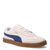 Championes Puma modelo Club II Era Suede, confeccionados en gamuza color rosado con la icónica franja lateral en azul oscuro. Presentan una suela de goma color caramelo y detalles de la marca en dorado.