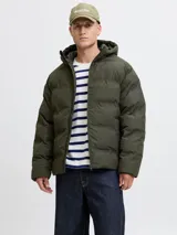 Campera puffer de color verde militar, con capucha integrada, cierre frontal con cremallera y diseño acolchado horizontal. Cuenta con un acabado resistente al agua y puños internos para mayor protección contra el frío.