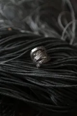 Anillo de diseño enlazado con textura irregular, realizado a mano en bronce. Presenta un diseño abierto que permite regular su tamaño con suavidad.