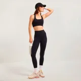 Calza deportiva de tiro alto en color negro, confeccionada en tejido elástico con bolsillo lateral integrado.
