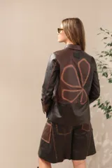 Bermuda marrón con bolsillos laterales y ruedo desflecado.