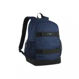 Mochila Puma Deck azul con base negra, tiras de ajuste horizontales y logo de la marca en blanco. Cuenta con bolsillos laterales de red y correas acolchadas ajustables.