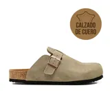 Zuecos casuales de cuero gamuzado color beige, con tira ajustable y hebilla metálica lateral. Cuenta con suela anatómica de corcho y base de goma antideslizante.