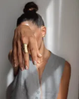 Anillo abierto de diseño rústico y orgánico, con textura irregular que evoca la naturaleza. Realizado artesanalmente en metal.