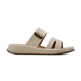 Sandalia plana Korium modelo Sahira de color beige, con dos tiras anchas en el empeine: la frontal con diseño texturizado y aberturas, y la posterior con una hebilla metálica decorativa dorada con la letra E. Suela cómoda de plataforma baja.